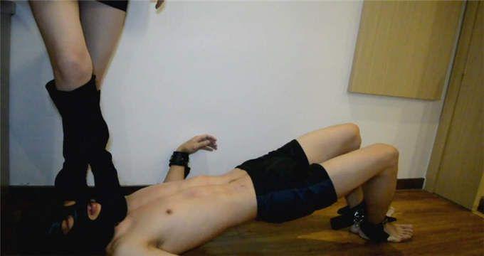 『奴隶岛』—冷酷高跟靴踩踏、语言羞辱 『奴隶岛』—冷酷高跟靴踩踏、语言羞辱