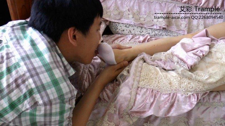 黑冰酒醉后偷舔船袜