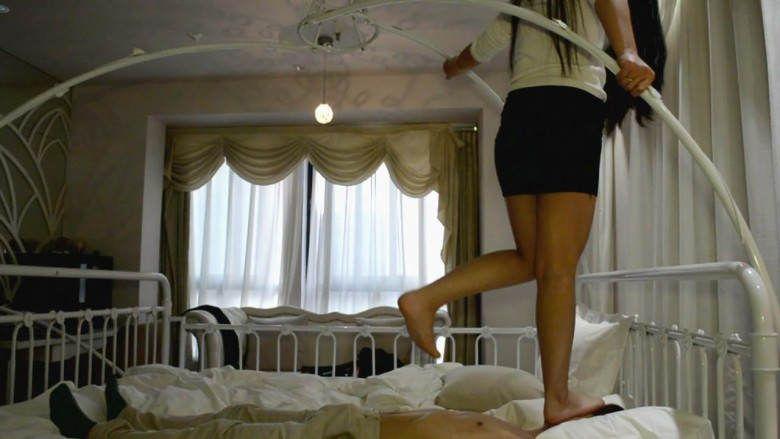 『奴隶岛』—婷婷初次体验踩踏、踮脚尖碾踩