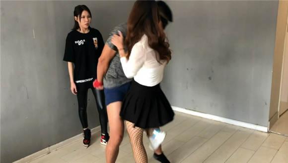 〖碎蛋娇娃〗美女联合闺蜜惩治内衣贼