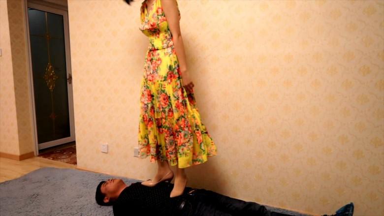 宅七高跟鞋踩脖子窒息