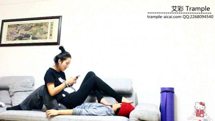 甜美媛媛女主棉袜+踩脚裤虐玩贱狗身体！