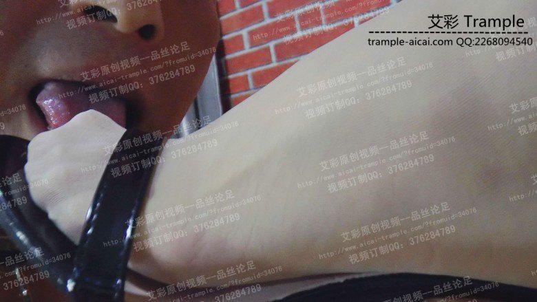 精致高跟凉鞋踩踏