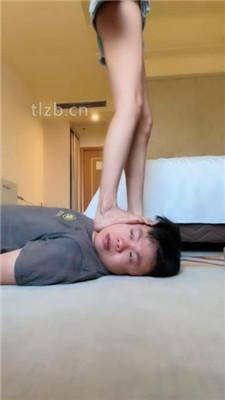 【蕥儿】双S-裸足插嘴舔/踩踏脚耳光/双人骑摇摇马/浓痰