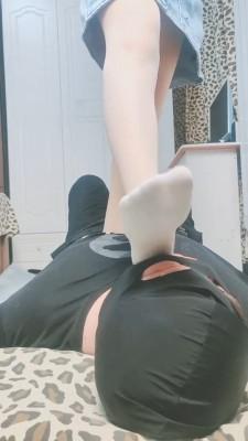 【调教视频】【萌宝儿】短白棉袜全体重踩踏