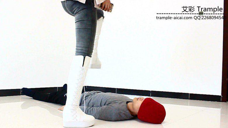 漂亮老师天依女主坐踩重剁羞辱调教贱狗！