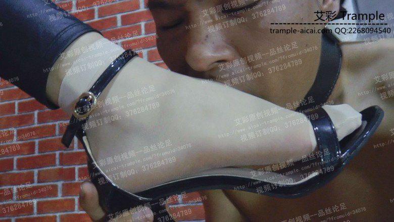 精致高跟凉鞋踩踏