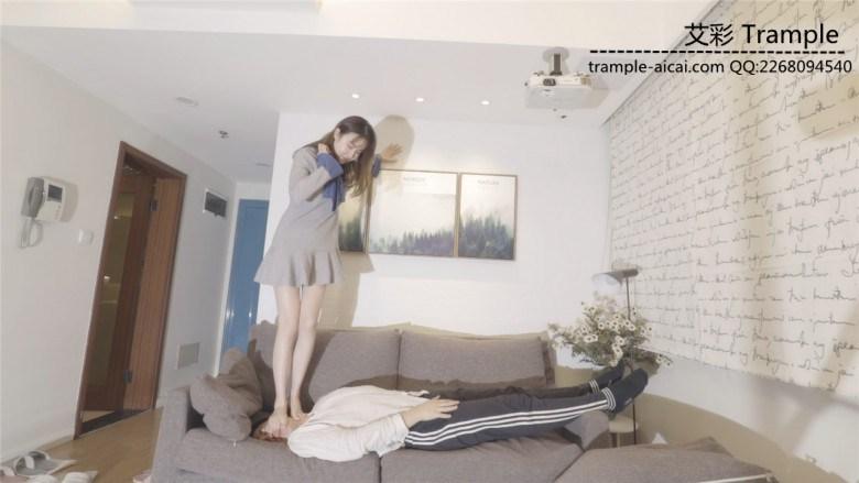 小美女沙发踩头蹬脸