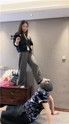 【素人抽水机】素人小姐姐-毛拖鞋白袜踩虐 bf52211