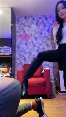 【毛绒月亮】长靴提档/抽耳光/踩踏闻白袜/脚插嘴