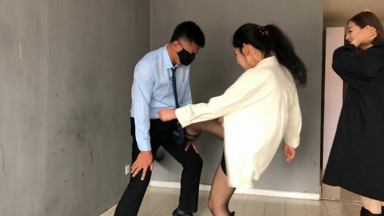 女职员怒惩变态上司