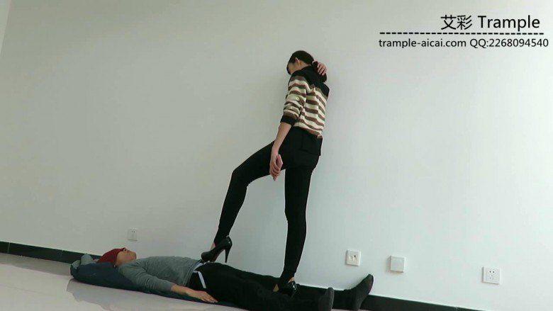 00后天使女主高跟踩踏，高跟虐踩下体！