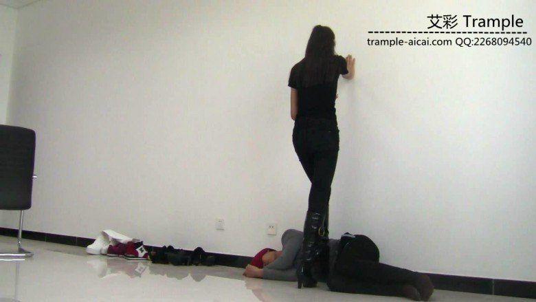 00后天使女主皮靴骑乘贱狗爆踢肋骨全体重踩！