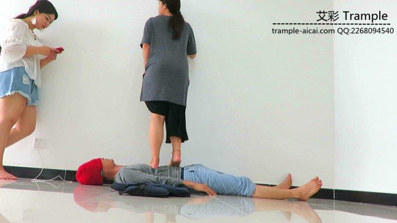 双胖主听音乐在贱狗身上韵律踩踏！