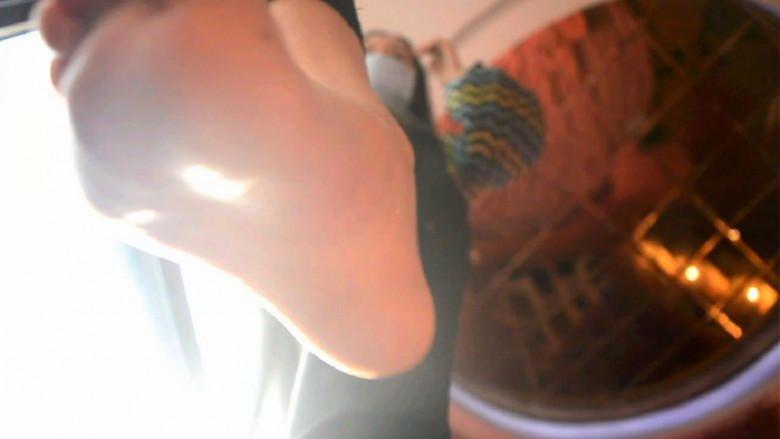 『奴隶岛』—萱萱POV第一视角美足鲜红趾甲踩踏羞辱