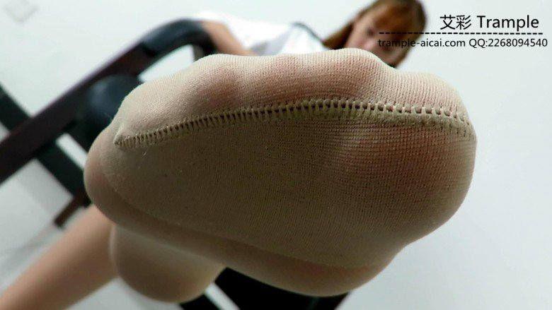 跪舔00后天使丝袜玉足踩下体有超近特写！