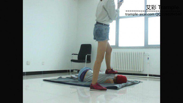 甜美媛媛女主踢打贱狗蹦跳踩踏！