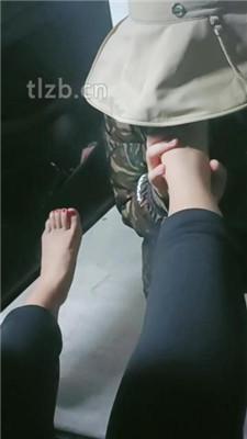 【嗯哼】停车场-跪舔原味白袜脚