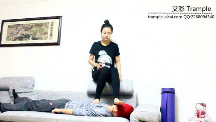 甜美媛媛女主棉袜+踩脚裤虐玩贱狗身体！