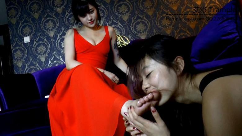 【冰时代】国民偶像丹妮脚下的舔脚母狗