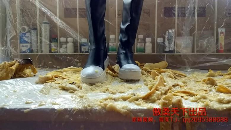 长筒帆布加高跟踩香蕉和西瓜