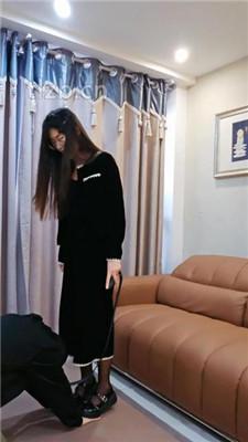 【嘉妮S】黑丝美腿虐-转胯/舔皮鞋/叼鞋闻鞋/吮吸脚趾