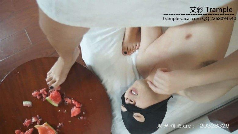 学生女主佳佳踩过的水果和脚尖上的酸奶