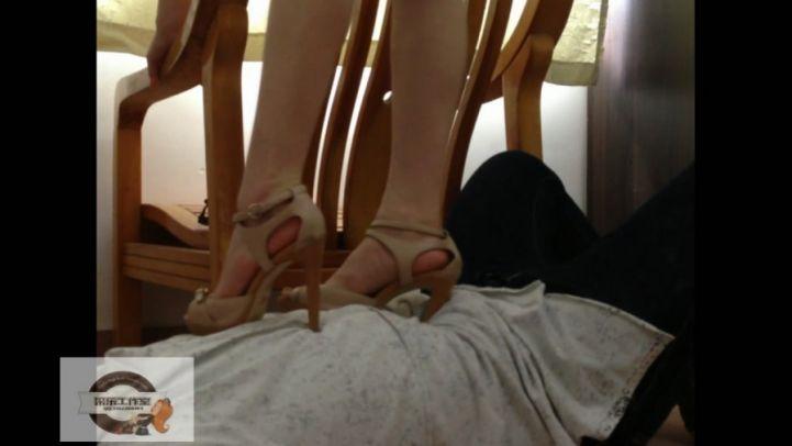 (采乐）花900块请的平面模特超高跟踩踏，对话中小MM有点害羞