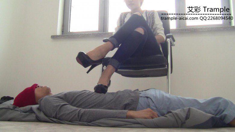 冰冰女主黑高跟羞辱脚踏垫！