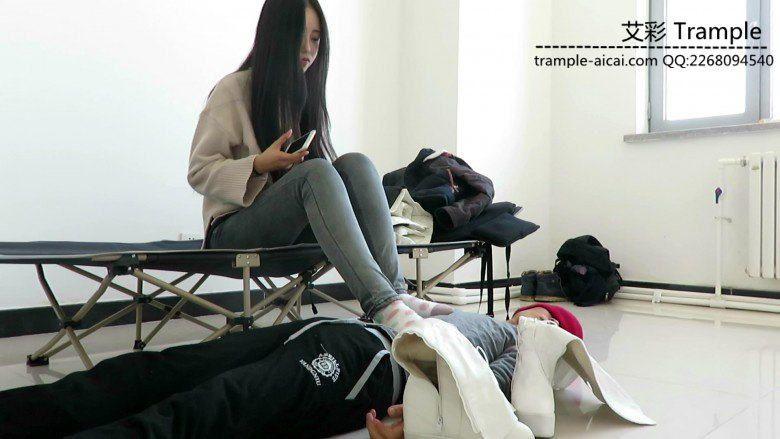 天依女主白靴子棉袜的人体脚踏！