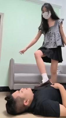【调教视频】【小樱桃】学生主-皮鞋白袜踩/骑脖舔脚舔白袜【双视角版】