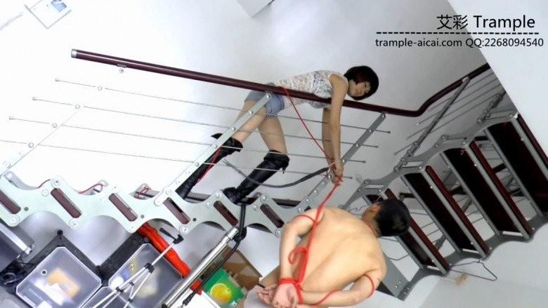 小月女王调教 舔靴子踢裆皮鞭抽打