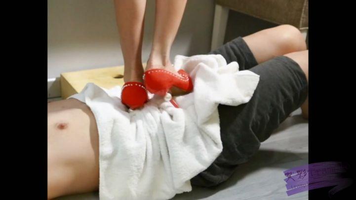 三双高跟踩踏挑逗，全体重单脚踩踏