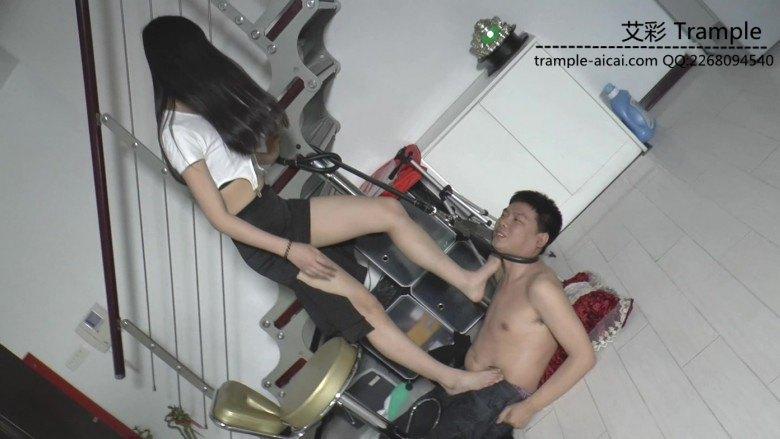 极品嫩模Yui强迫闻脚跺踩奴