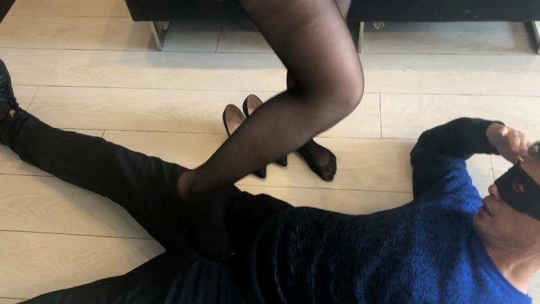 女职员羞辱经理