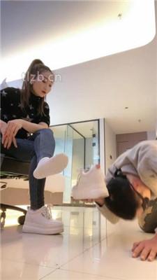 【魅儿】小白鞋碾压狗爪/白袜脚辱狗/胯下奴/裸足插嘴