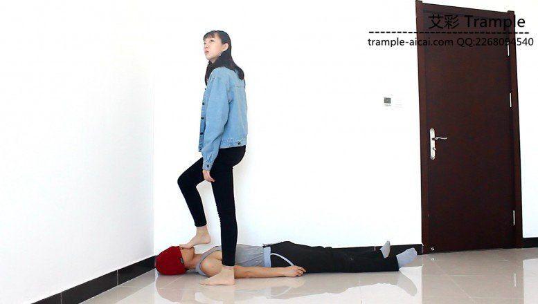 跪舔00后天使短丝玉足！贱狗被坐肚子践踏！