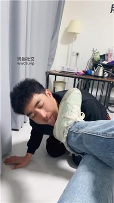 【刘二狗】狗舌舔脏小白鞋白袜 JS250319-17