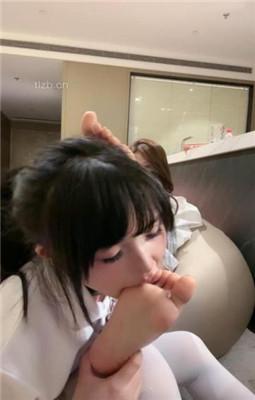 【美美子】女神闺蜜做狗裸足狂舔