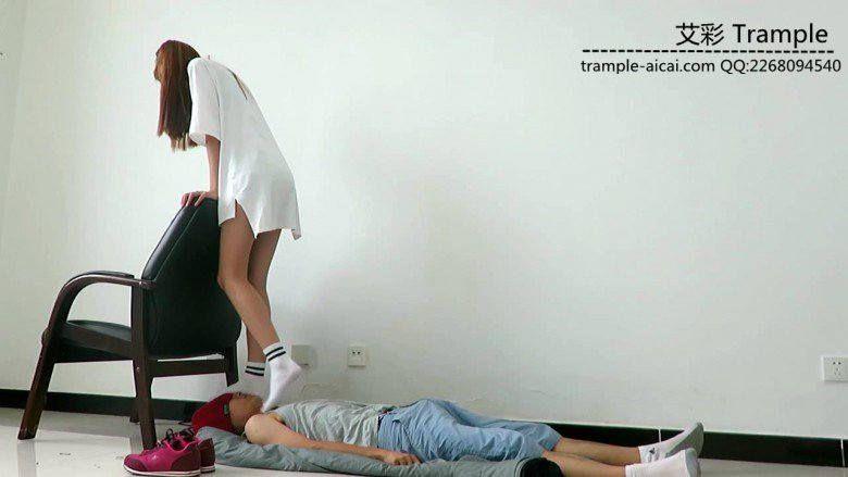 00后天使女主运动鞋白棉袜全体重踩头！