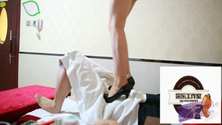 沐足房女带班尖头细高跟全体踩踏，踩在身上无论怎么乞求不愿意下来。