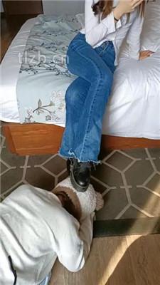 【爱可呀】双S-伺候超模学姐-胯下羞辱/舔脚清理鞋底