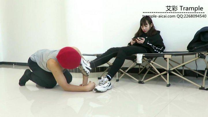 00后天使女主运动鞋；黑棉袜；裸足踩玩贱狗！