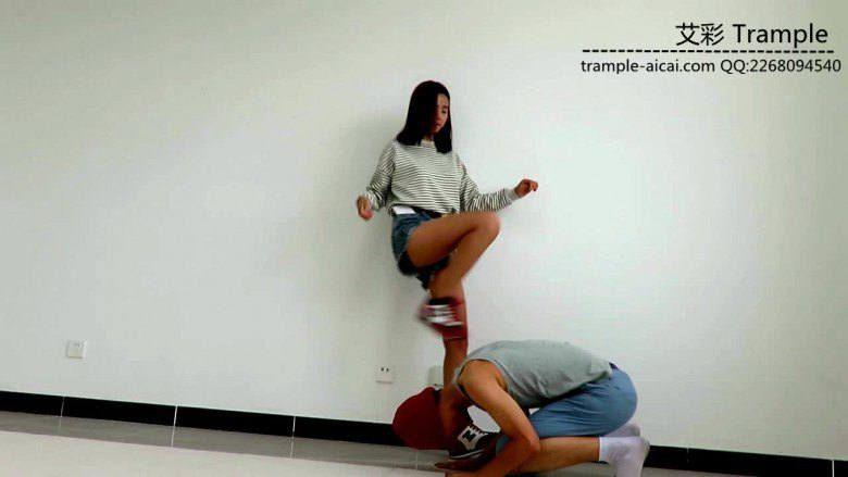 甜美媛媛主暴打小流氓，踢裆，踹肋骨流氓满地打滚！