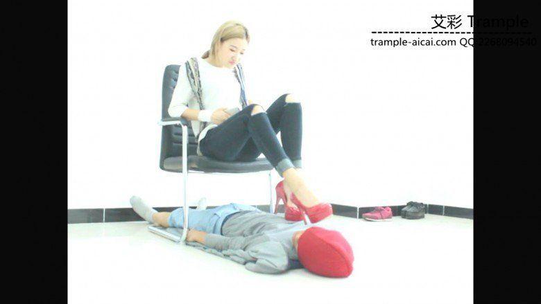 冰冰女主红色高跟玩弄贱狗！