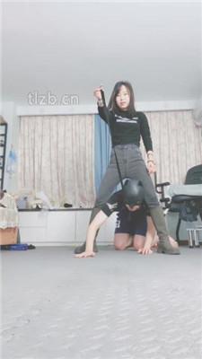 【果儿】鞭打/转胯爬行/品尝圣水/臭脚捂脸