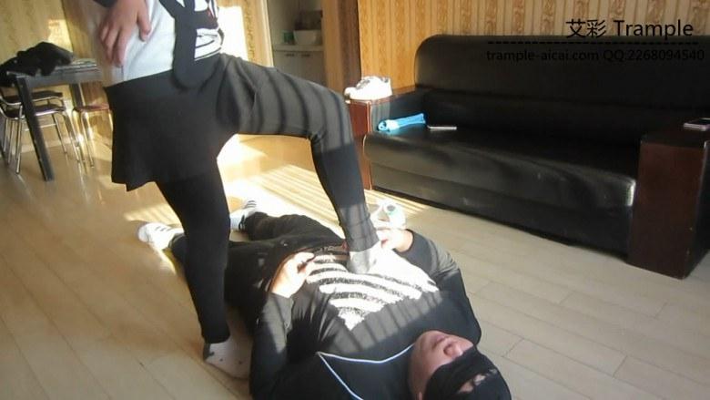 剧情美女休闲板鞋羞辱踩踏偷鞋贼