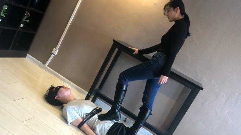 舞蹈系少女虐踩小奶狗