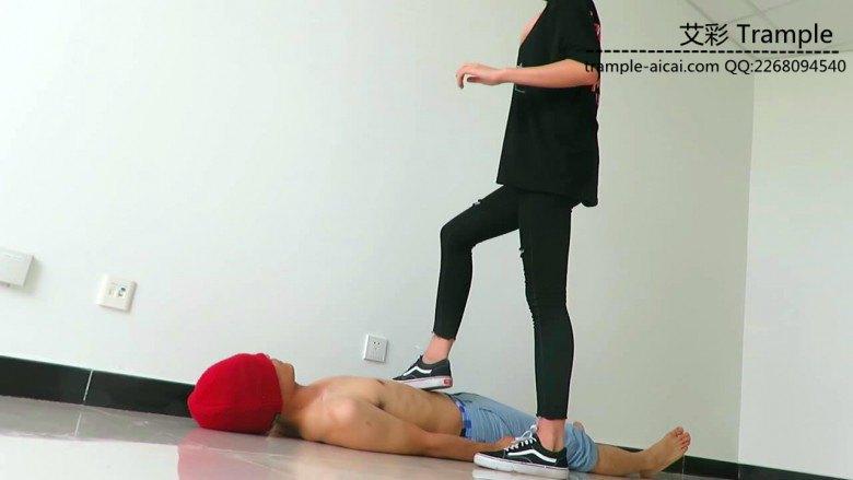 00后天使女主帆布鞋大踏步践踏贱狗！