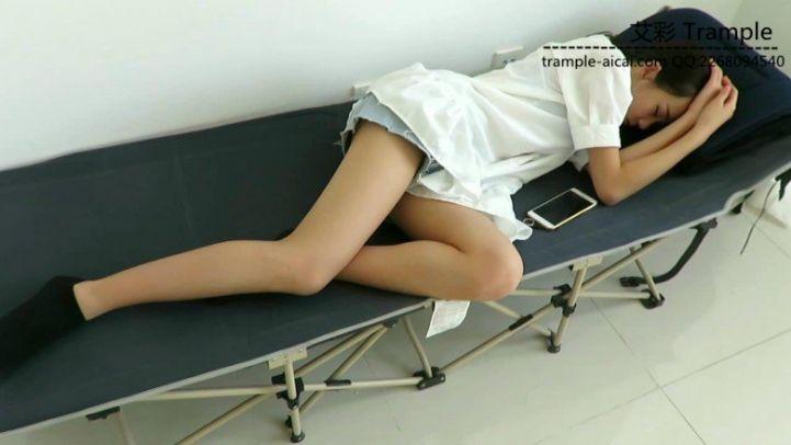 偷舔熟睡中的00后天使女主鞋底闻棉袜！